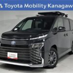 トヨタ ヴォクシー HV 1.8S-G 元試乗車。走行距離9,000km、年式2022年、車検2025年2月。総合評価４、キズへこみが少なく、全体的に良好な状態です。お買い得の4,079,000円