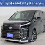 トヨタ ヴォクシー 2.0S-Z 7人乗 元試乗車。走行距離5,000km、年式2022年、車検整備付。総合評価4.5、キズへこみがほぼ無く、きれいな状態です。お買い得の4,265,000円