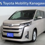 トヨタ ノア 2.0Z 7人乗り 元試乗車。走行距離2,000km、年式2022年、車検2025年2月。総合評価3.5、キズ、へこみは若干ありますが、比較的良好な状態です。お買得の3,502,000円