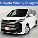 トヨタ ノア 2.0S-G 7人乗り 元試乗車。走行距離2,000km、年式2022年、車検2025年2月。総合評価4.5、キズへこみがほぼ無く、きれいな状態です。お買い得の3,598,000円