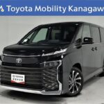 トヨタ ヴォクシー 2.0S-Z 快適利便パッケージ 元試乗車。走行距離3,000km、年式2022年、車検整備付。総合評価4.5、キズへこみがほぼ無く、きれいな状態です。お買得の4,263,000円