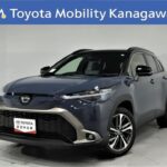 トヨタ カローラクロスHV 1.8Z 元試乗車。走行距離1,000km、年式2023年、車検2026年11月。総合評価５、内外装共にとてもきれいな状態です。お買い得の3,542,000円