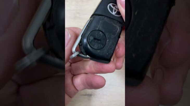 Toyota Flip key battery change – EASY DIY #automobile #carkeys #mechanic #toyotahilux