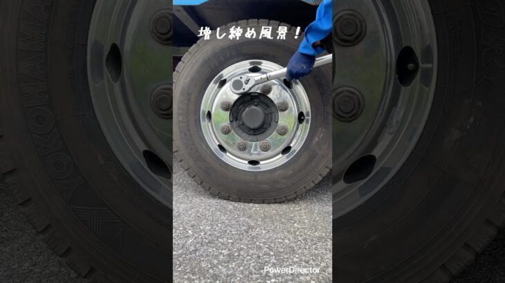 タイヤ交換後の増し締め風景！#shorts #automobile #トラック #タイヤ交換 #整備 #トルクレンチ #レンチ