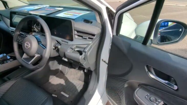 日産　AURA 　試乗車