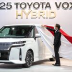 【試乗＆解説】2025年トヨタ ヴォクシー ハイブリッド｜燃費・内装・価格まとめ