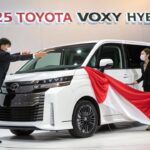 トヨタ・ヴォクシー 2025 ハイブリッド 試乗＆評価！燃費・内装・価格まで完全解説！
