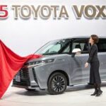 【2025年新型トヨタ・ヴォクシー試乗レビュー】高級感×実用性が進化！最新ミニバンの実力を徹底解説！