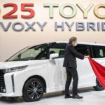 【2025年最新】トヨタ・ヴォクシーハイブリッド完全レビュー！外装・内装・性能・価格まで全部見せます！