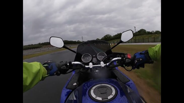 ４年前の鈴鹿サーキットでのホンダ車試乗会。CB400SB