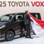 【最新モデル】2025年式トヨタ・ヴォクシー 試乗レビュー｜快適性・燃費・価格まとめ！