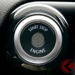 車のキーが突如「…無反応」 開かずのドアで”大ピンチ”！ 予期せぬ「キーレス電池切れ」どうすればいい？ ディーラーで数千円は高い！ 自力でやるときの注意点は？