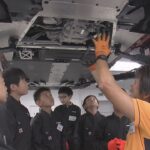 スーパーカーのタイヤ交換も…マクラーレンで小学生が整備士の仕事を体験 黒い作業着姿で車の仕組み学ぶ