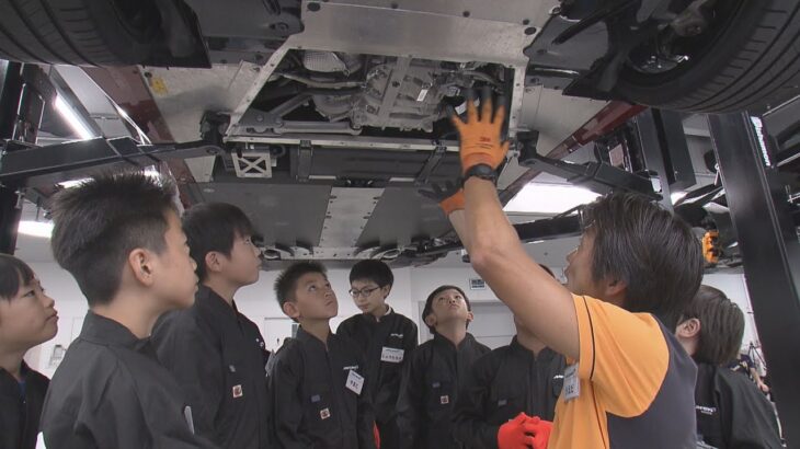 スーパーカーのタイヤ交換も…マクラーレンで小学生が整備士の仕事を体験 黒い作業着姿で車の仕組み学ぶ
