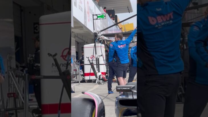 アルピーヌF1タイヤ交換練習前の準備運動