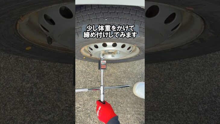 まさか!?間違ったタイヤ交換!クロスレンチに足を乗せて締めたら… #検証 #タイヤ交換 #実験 #工具 #整備 #自動車 #車 #shorts