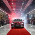 「ロシアでトヨタ・カムリの豪華プレミア公開 🇯🇵✨ 有名人が集まるトップショールームで発表！」