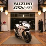 「衝撃！スズキGSX-8Rがついに登場🔥日本のライダーが泣いた理由とは？」