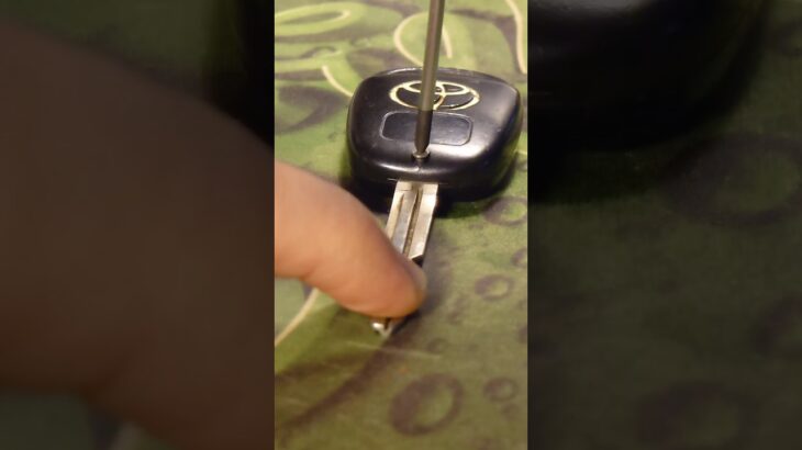 Wymiana baterii w kluczyku samochodowym #serwis #samochód #klucz