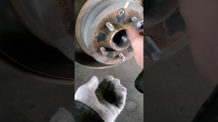 タイヤ交換時注意！持ち込みナットがナットピッチ違いでした！気をつけます❗ 日産 セレナ