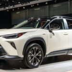 【2026年衝撃】トヨタ新型コンパクトSUVがヤバい！4気筒復活で燃費32.5km/L！？中身ほぼレクサスの真実！