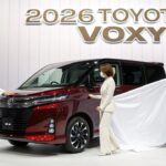 進化したミニバン！2026 トヨタ・ヴォクシー 試乗レビュー｜ハイブリッド＆安全性能チェック