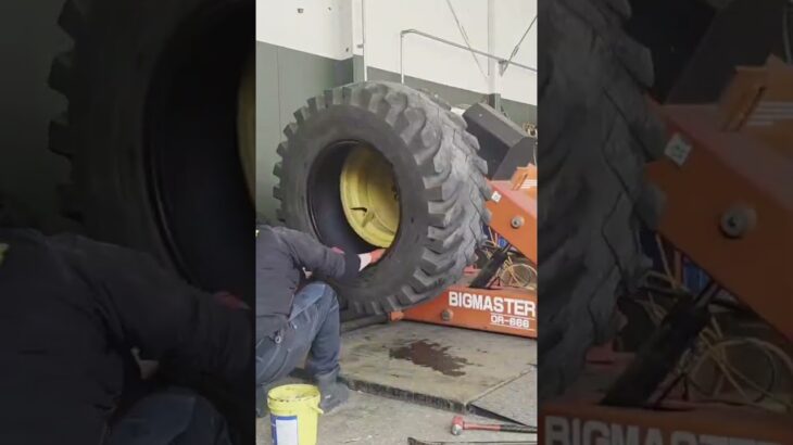 ローダー用タイヤの組替となります。 #タイヤ交換  #除雪車