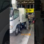 タイヤ交換します、レンタル高所作業車の減って摩耗した古いタイヤと交換します