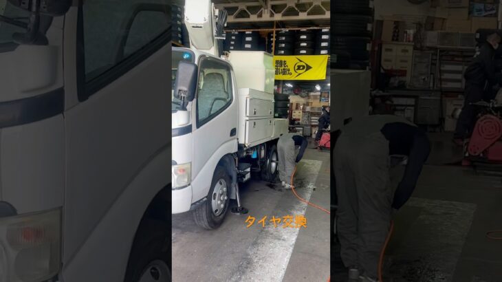 タイヤ交換します、レンタル高所作業車の減って摩耗した古いタイヤと交換します