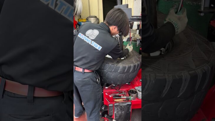 美沢タイヤアルバイトのタイヤ交換練習風景❗️元々ランクルについて315/75R16のタイヤを7.5jのホイールに組んでます。#美沢タイヤ#タイヤ#車#ランクル#ゴムは薄い方が良