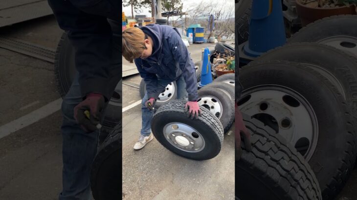 パッカー車（ゴミ収集車）の出張タイヤ交換 #shorts