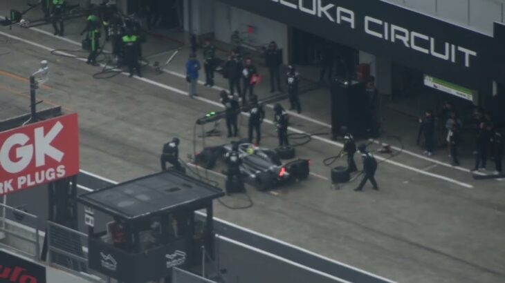 スーパーフォーミュラのタイヤ交換を空撮