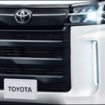 ついに解禁!トヨタ新型「レジェンズ・カスタム」衝撃デザイン公開 – 漆黒グリルが全てを変えた