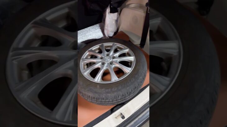 タイヤがバーストした車をレッカーしてきたのに客がいなくなったんですけど #タイヤ交換 #中古車 #スタッドレスタイヤ 青森県のイかれた車屋だいちです🫶